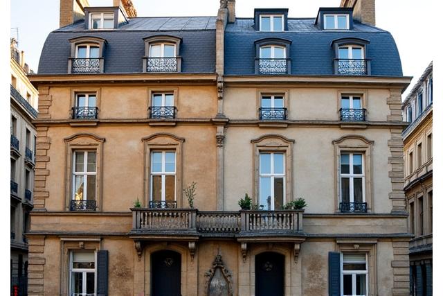 Avant-après d'un bâtiment rénové, montrant une façade ancienne restaurée et modernisée.